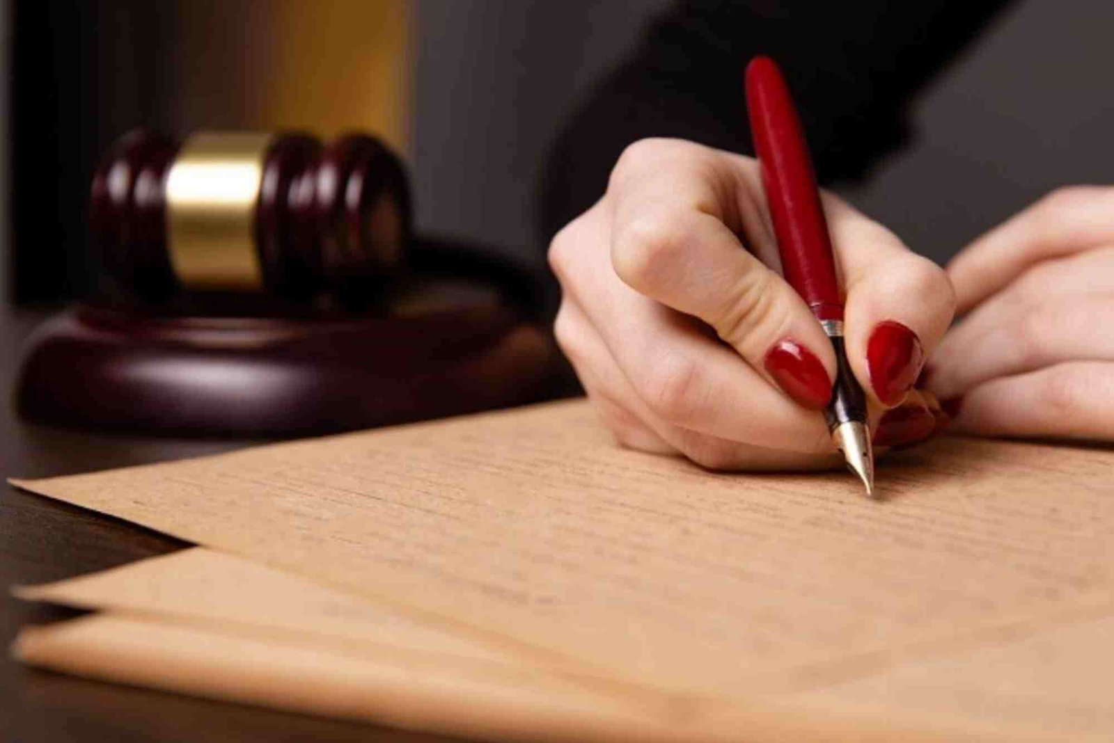 Do I Need a Lawyer to Prepare a Document Before Visiting a Notary Public in Dubai?
