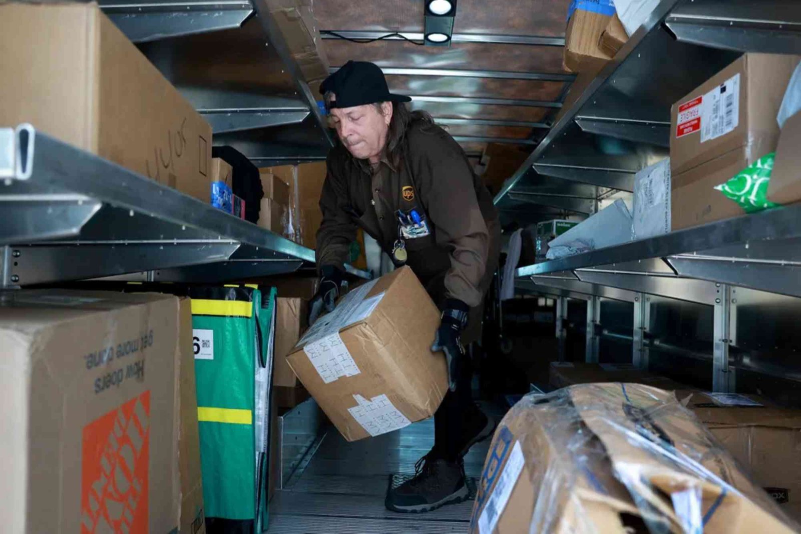 هل يوفر شي ان عروض شحن مجاني مع الحد الأدنى للطلب؟